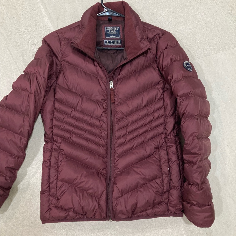 Womens A&F lightweight amd packable down zippered jacket